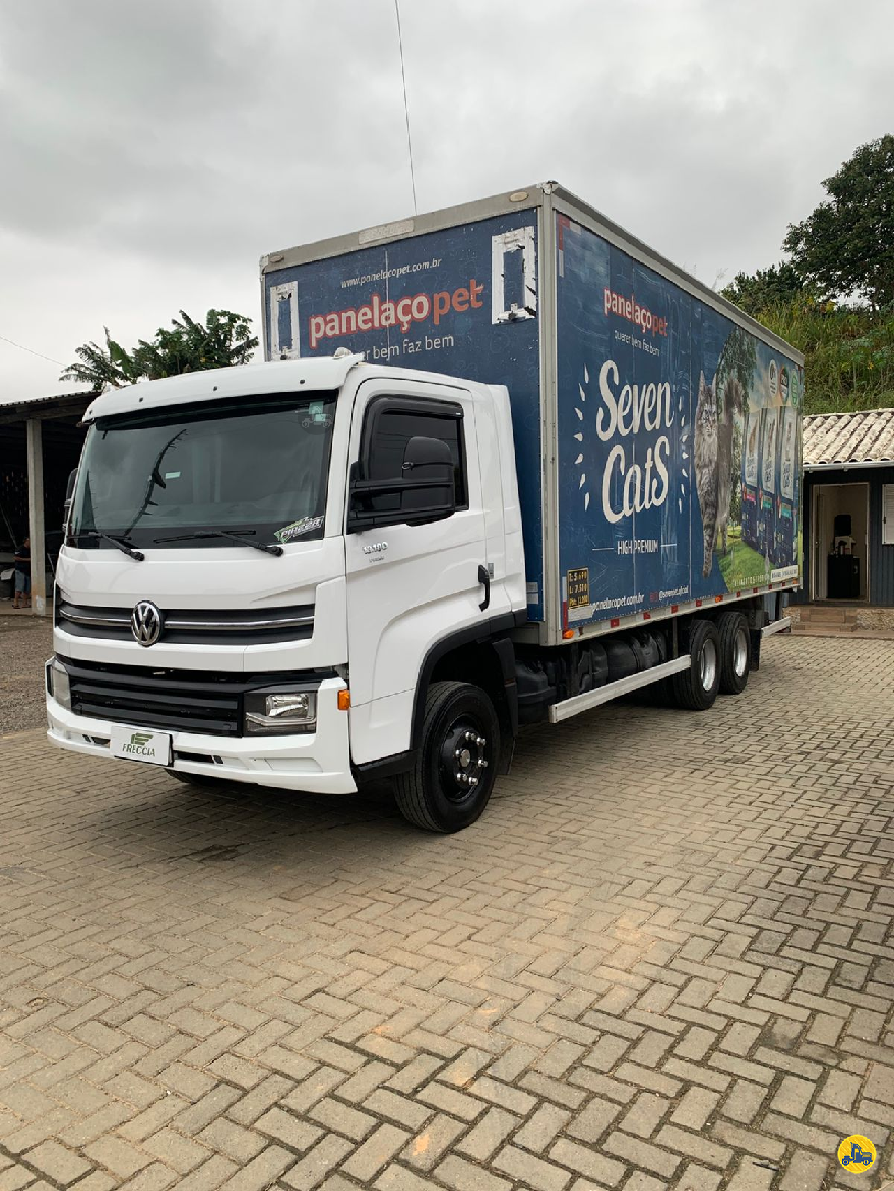CAMINHAO VOLKSWAGEN VW 13180 Baú Sider Truck 6x2 Freccia Caminhões JAGUARUNA SANTA CATARINA SC